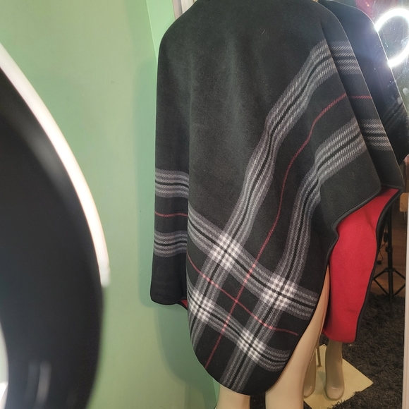 Black and Red " Ike Behar" One size fits all. Reversible Fashion Wrap - Picture 8 of 12